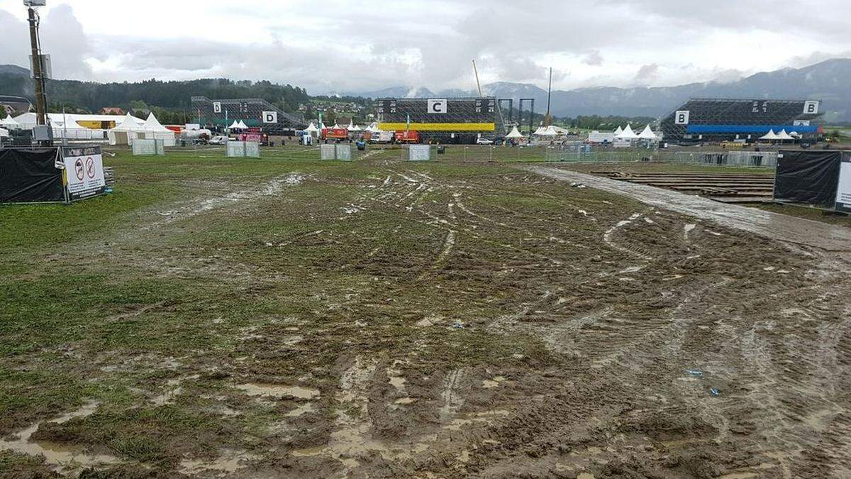 Am Sonntag waren die Spuren des Konzerts noch gut zu sehen. Der Schlamm sorgte auch beim Abbau für Probleme