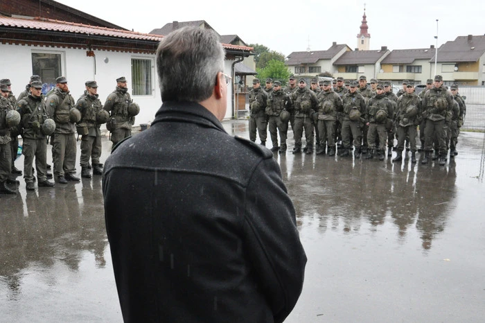 Bezirkshauptmann Müller spricht vor der angetretenen Truppe.