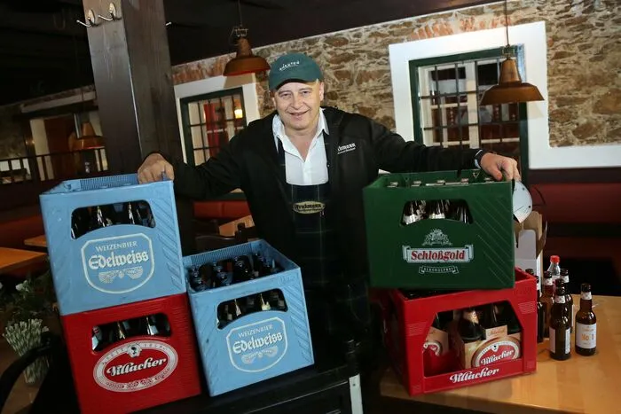 Rudolf Fruhmann vom gleichnamigen Gasthaus in Wernberg füllt die Lagerstände auf