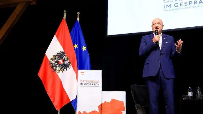 „Mir ist wichtig, was Sie am Herzen haben“: Christian Stocker in der Seifenfabrik