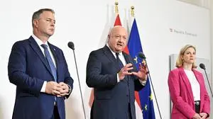 Jetzt spricht der Kanzler: Christian Stocker (ÖVP) mit seinen Koalitionspartnern Andreas Babler (SPÖ) und Beate Meinl-Reisinger (Neos)