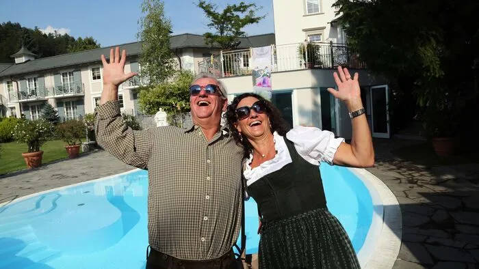 Kirchtag im Schloss Seefels in Töschling am Wörthersee, Bild zeigt Filmproduzent Klaus Graf und seine Frau Margot, welche sich in den Pool stürzen wollten