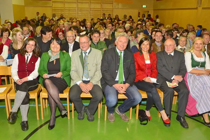 Obfrau Renate Fruhmann konnte Abt Benedikt, Manuela Khom, Bürgermeister Thomas Kalcher, Vizebürgermeister Martin Moser, Dir. Hannes Grogger, Georg Zischmeier sowie Vertreter der Gemeinde Metnitz und viele begeisterte Blasmusikfans begrüßen.