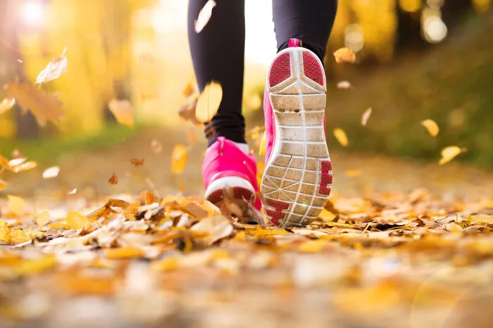5. Für die Gesundheit drei Stunden Sport pro Woche: Es gibt unterschiedliche Gründe, um laufen zu gehen: Wer etwas für die Gesundheit tun will, sollte eineinhalb bis drei Stunden pro Woche trainieren. Wer die Fitness verbessern will, braucht drei bis sechs Stunden Training.