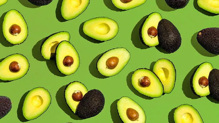 Avocado.Die Avocado erlebt seit einigen Jahren einen regelrechten Hype: Als ballast- und mineralstoffreiche Frucht gilt sie schließlich nicht umsonst als Symbol gesunder Ernährung. Weniger "gesund" für die Umwelt sind jedoch die Folgen des Massenanbaus der Frucht. Aufgrund der hohen Nachfrage werden laut der Umweltschutzagentur Gira allein in Mexiko jedes Jahr 1500 bis 4000 Hektar Wald gerodet, um Platz für Avocadofelder zu schaffen. Zudem kommt es immer wieder zu illegalen Rodungen. Ebenfalls problematisch: Die Avocado muss erst einmal (gekühlt) zu uns transportiert werden. Dabei wird CO2 freigesetzt. Die Umweltberatung rät daher zum einen dazu, auf Avocados aus Israel oder Peru zurückzugreifen, da diese durch den emissionsarmen Schiffstransport besser abschneiden. Zum anderen sollte man auf Bio-Qualität achten: Beim Bio-Anbau wird nämlich auf chemisch-synthetische Pestizide verzichtet, wodurch 60 Prozent weniger CO2 in die Atmosphäre gelangt.