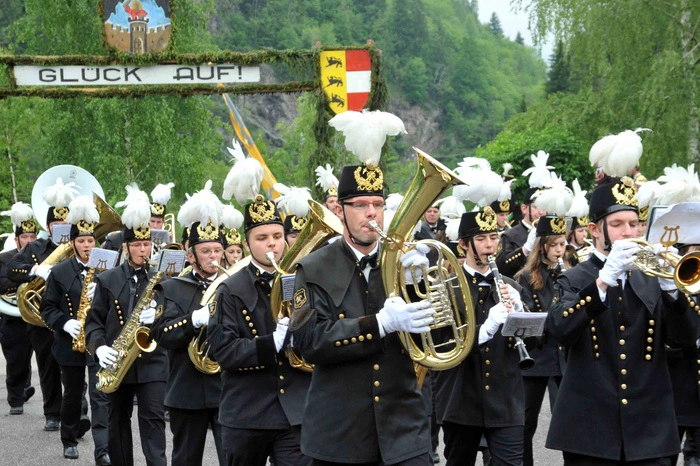 Die Reiftanz-Melodie, gespielt von der Bergkapelle Hüttenberg, erklingt insgesamt 108 Mal zu den komplizierten Figuren.