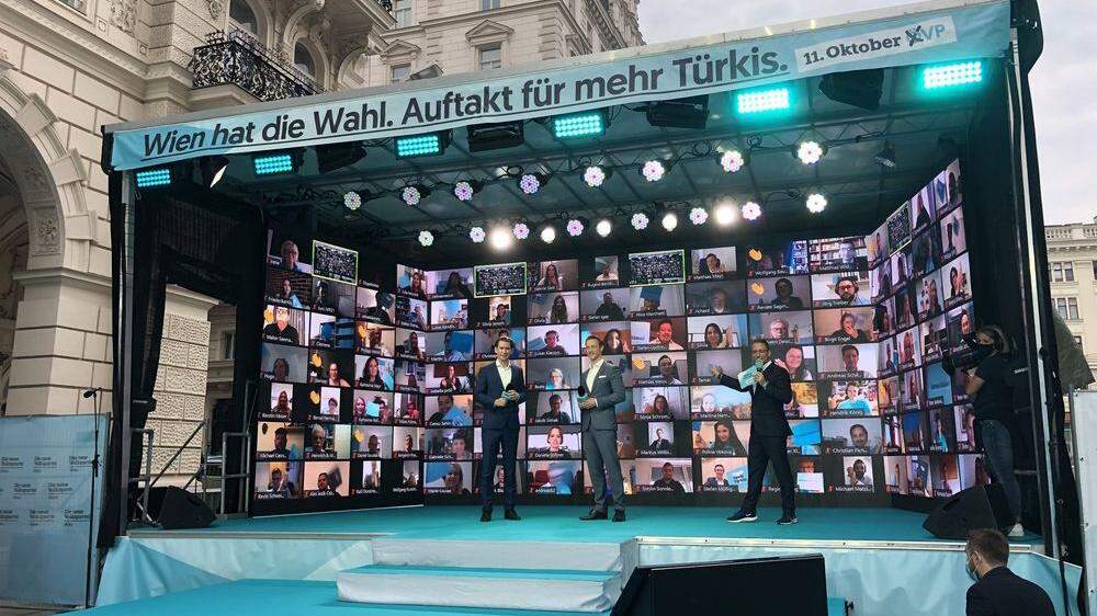 Bundeskanzler Sebastian Kurz und Finanzminister Gernot Blümel auf einer Bühne ohne Publikum
