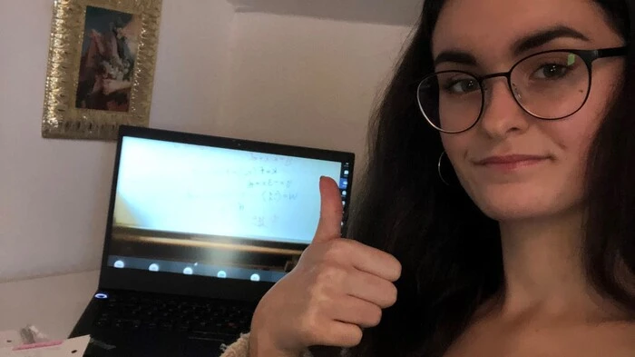 „Ich wäre lieber in der Schule als daheim vor dem Laptop. Es ist mir natürlich klar, warum die Oberstufe von zu Hause aus unterrichtet wird, jedoch wissen viele nicht wie es mit ihrer Vorwissenschaftlichen Arbeit und der Matura weitergeht. Derweil läuft das Homeschooling trotz allem ganz gut und auf jeden Fall besser als im ersten Lockdown. Es gibt bei den Arbeitsaufträgen eine organisierte Haltung, da man sich diesmal an den Stundenplan halten sollte. Ein großer Vorteil ist, dass man sich die Zeit selbst einteilen kann, auch der Schulweg ist jetzt kürzer. Ein Nachteil ist die schleppende Kommunikation. Bis eine Antwort vom Lehrer kommt, vergehen manchmal Tage.“