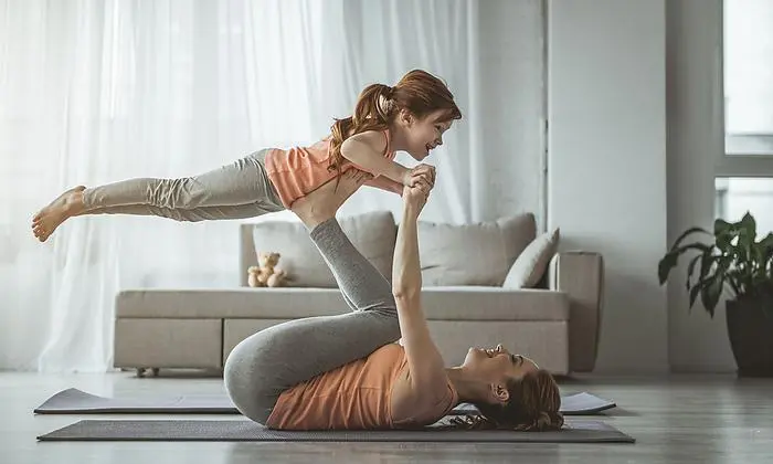 Acro-Yoga hält dich und deine Eltern fit.