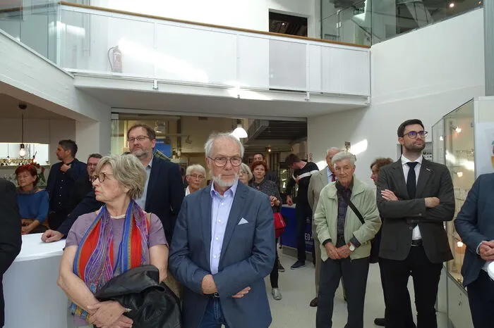 Erhard Hohl vom Verein „Steirisches Glaskunstzentrum“ eröffnete die Veranstaltung mit einigen dankenden Worten an Stölzle Glas-Center-Leiter Hans Martin Hittaler und übergab das Mikrofon schließlich an Bärnbachs Bürgermeister Jochen Bocksruker. „Es freut mich, dass ich nach einer so kurzen Zeit im Bürgermeisteramt bereits eine solch tolle Ausstellung eröffnen darf“, so Bocksruker.