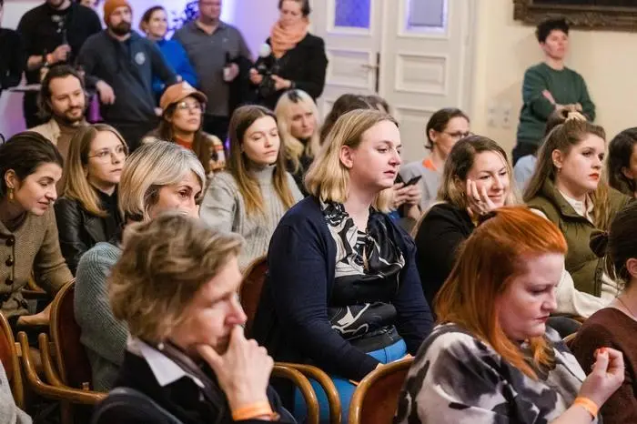 Viele Frauen wollten Mari Lang und Barbara Haas bei der "Langen Nacht der Podcasts" zuhören. Aber es gab auch einige Männer im Publikum. 