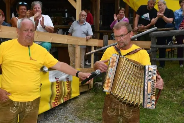 Zum Auftakt sorgten das „Kögerl Duo“ und die jungen Schuhplattler der „Krakauer Freunde Kids“ für Stimmung. 