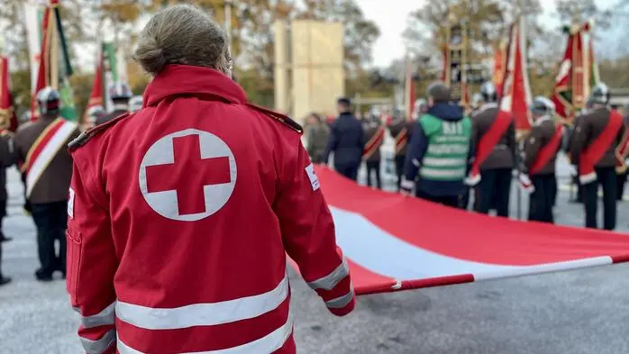 Am Ende der Flaggenparade wurde die österreichische Bundesflagge gehisst