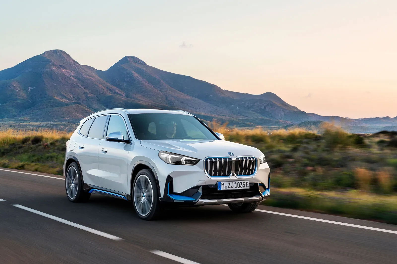 Die ersten Bilder des elektrischen BMW iX1