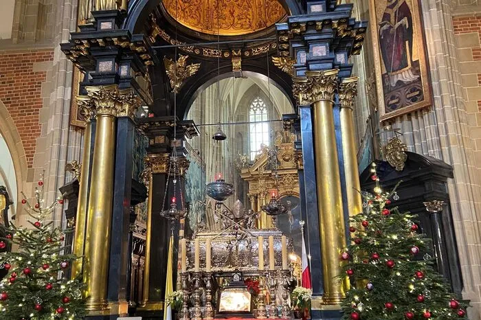 Prächtige Altäre im Innenraum der Kathedrale