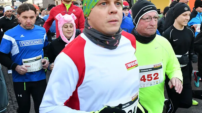 Bei strahlendem Sonnenschein fanden sich gestern zahlreiche Grazerinnen und Grazer beim traditionaellen Silvesterlauf ein. Gestartet wurde am Mariahilferplatz, die Runden gingen über fünf, beziehungsweise zehn Kilometer.