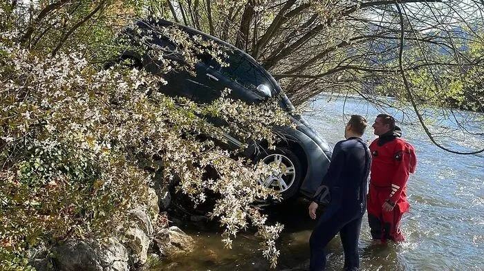 Baum bewahrte Pkw vor "Bad" in der Mur