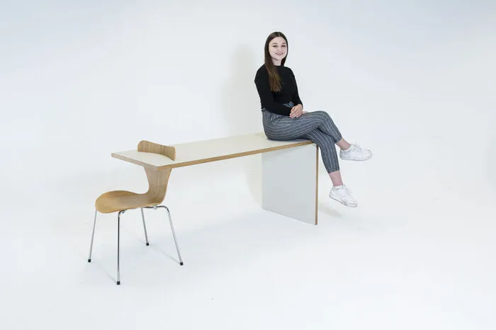 Inspiriert von Arne Jacobsen gestaltete Elena Eisenberger „The wanted chair“. Die Sesselbeine dienen als elegante Stütze.