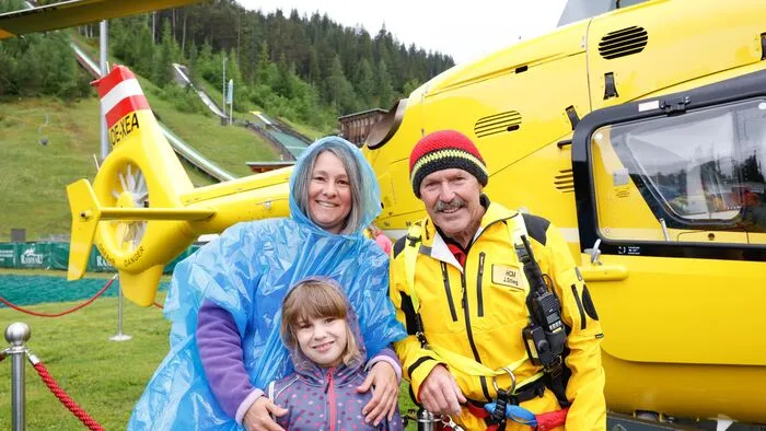 Die ÖAMTC-Crew, Bergretter der Ortsstelle Ramsau am Dachstein und ihre "Kollegen" aus dem Fernsehen - Luise Bähr, Robert Lohr, Sebastian Ströbel, Michael Pascher und Ferdinand Seebacher - gab es am Freitag in der Ramsau live zu erleben  