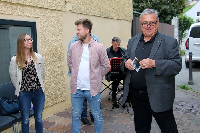 Bei der gut besuchten Vernissage begrüßte Stadtrat Franz Sachernegg die Gäste, unter ihnen auch die Österreich-Präsidentin von XYLON Christine Kertz.