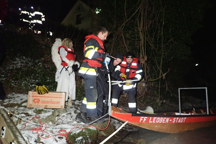 Das Christkind richtete Grußworte an die Besucher, die sich, animiert durch das Christkind, mit einem einfachen aber lautstarken Danke für die Leistungen der Feuerwehr in ihrer Freizeit revanchierten