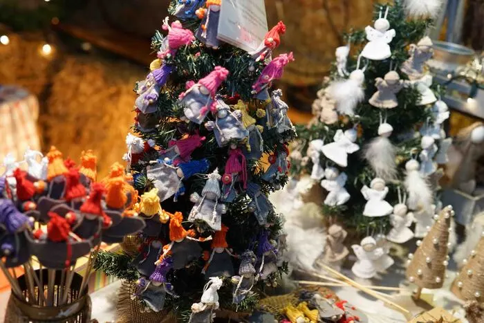 Neben einer Krippe und einem Stall samt lebenden Tieren gibt es von handgefertigten Geschenksartikeln bis hin zu Kunsthandwerk allerhand zu erleben. Auch die Kulinarik kommt nicht zu kurz.