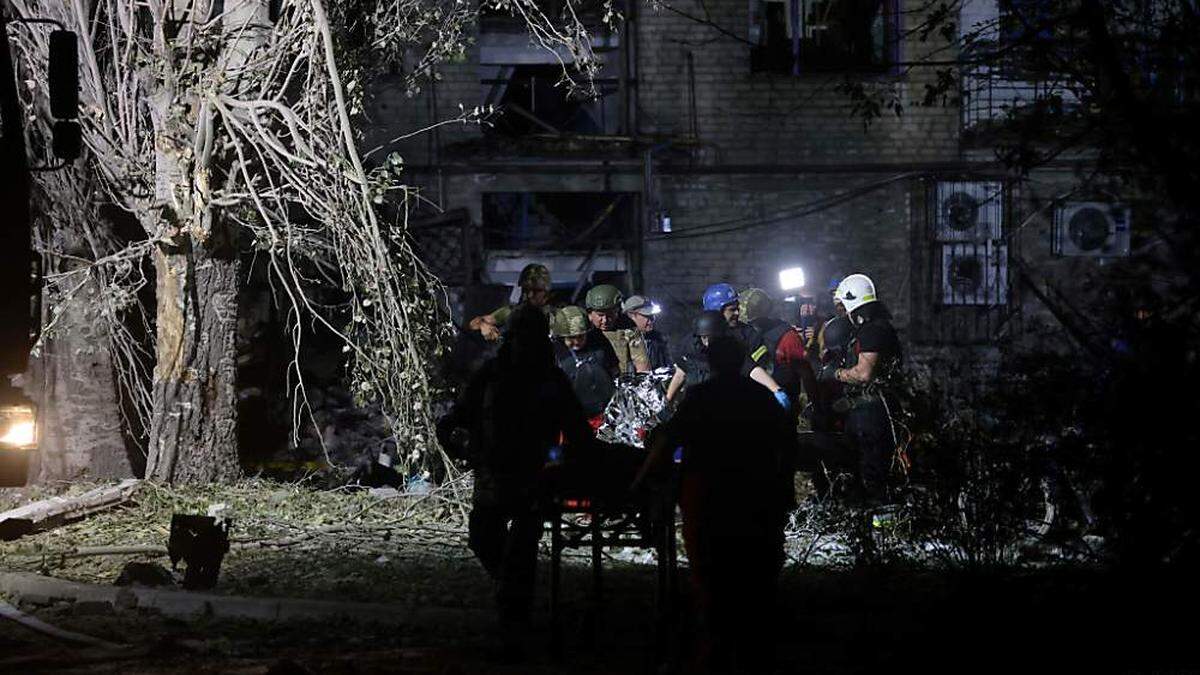 Acht Menschen starben bei dem Beschuss eines Wohnviertels in der Ukraine