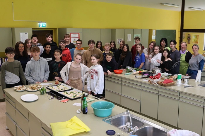 Im Anschluss bereiteten die Schülerinnen und Schüler in der Schulküche ...