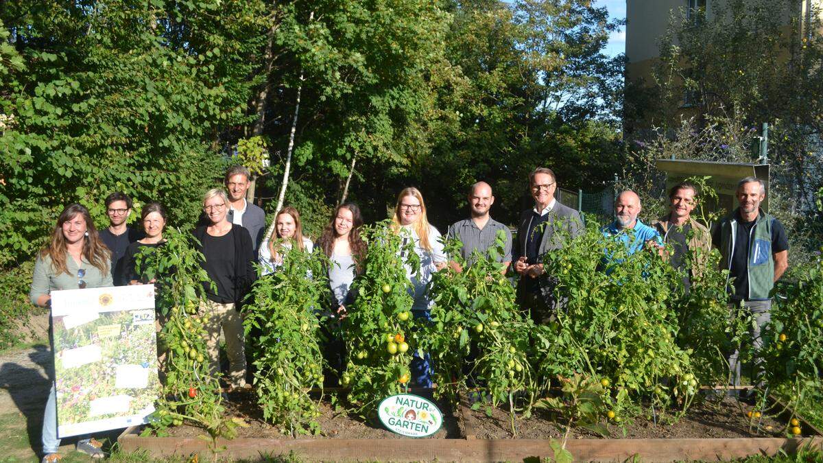 Das Team des Jugendzentrums Hartberg mit Jugendlichen, Projektpartnern und Verantwortlichen der Stadt Hartberg