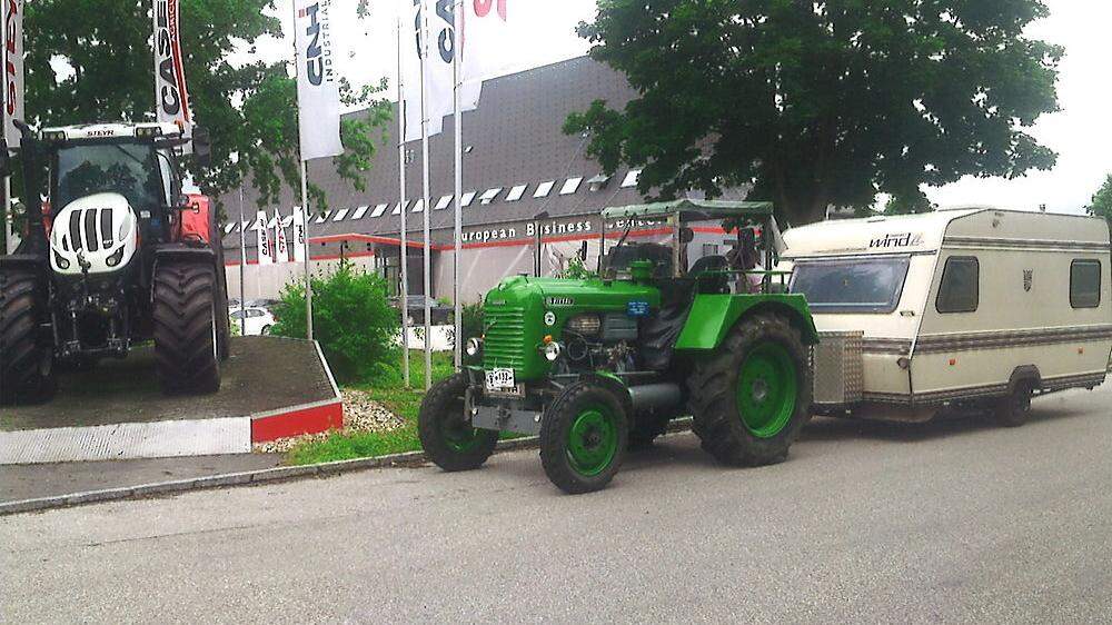 Mit dem Oldtimer-Traktor Steyr T185 ging es auch ins Traktorenwerk in Oberösterreich