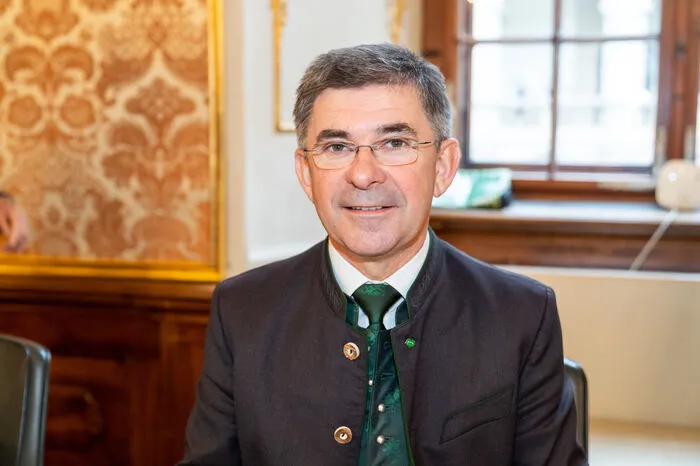 "Das ist ein Budget der Verantwortung, der Vernunft, aber auch der Perspektiven", fasst ÖVP-Budgetsprecher Franz Fartek zusammen. Als Generalthema stehe der Klimawandel im Fokus: "Viele sagen, die Steiermark ist ja nur wie eine Briefmarke auf einem Fußballfeld. Ja, aber wir sind die Briefmarke, die Impulse setzt." Vor allem der Ausbau des Öffentlichen Verkehrs sei eine wichtige Maßnahme in den Klimaschutz, sagt er in Richtung Grüne. Generelle Linie: "In schwierigen Zeit muss man unterstützen und fördern, man muss mehr Geld in die Hand nehmen, um Aufschwung voranzutreiben." Mittelfristig werde man aber auf dem Konsolidierungskurs bleiben.