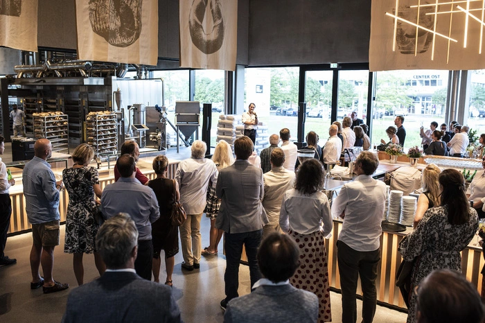 Die mehr als 250 Gäste, etwa Gastronom Michael Schunko, Weltweitwandern-Chef Christian Hlade und Fotograf Christian Jungwirth, kamen somit als Erste in den Genuss der neuen "BACKstage"-Tour ...