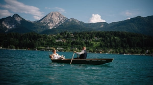 Brautpaare des Inselhotels Faaker See können ihren besonderen Tag bei einer Bootsfahrt genießen