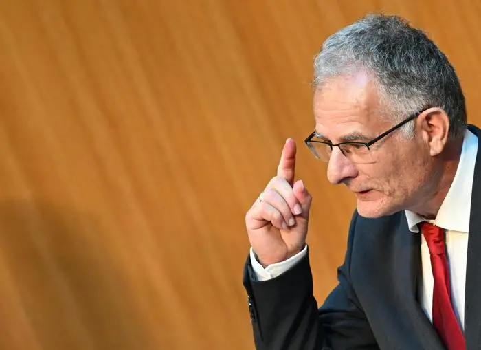 ABD0022_20250514 - WIEN - ÖSTERREICH: Finanzminister Markus Marterbauer (SPÖ) am Mittwoch, 14. Mai 2025, anl. einer Sitzung des Nationalrats im Parlament in Wien. - FOTO: APA/HELMUT FOHRINGER