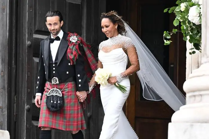 Auf Bildern war zu sehen, wie der frühere Friseur der Sängerin, die mit bürgerlichem Namen Melanie Brown heißt, im Kilt bei der Kathedrale eintraf.