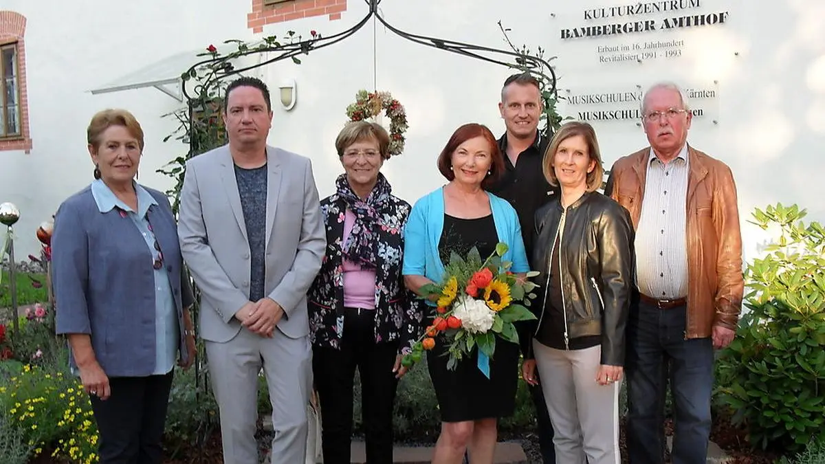 Der Vorstand von links: Franziska Strohmaier, Otto Markus Hoffmann, Margarethe Zaucher, Marietta Weißnar, Peter Schiestl-Jamy, Corinna Fischer-Seebacher, Robert Fischer