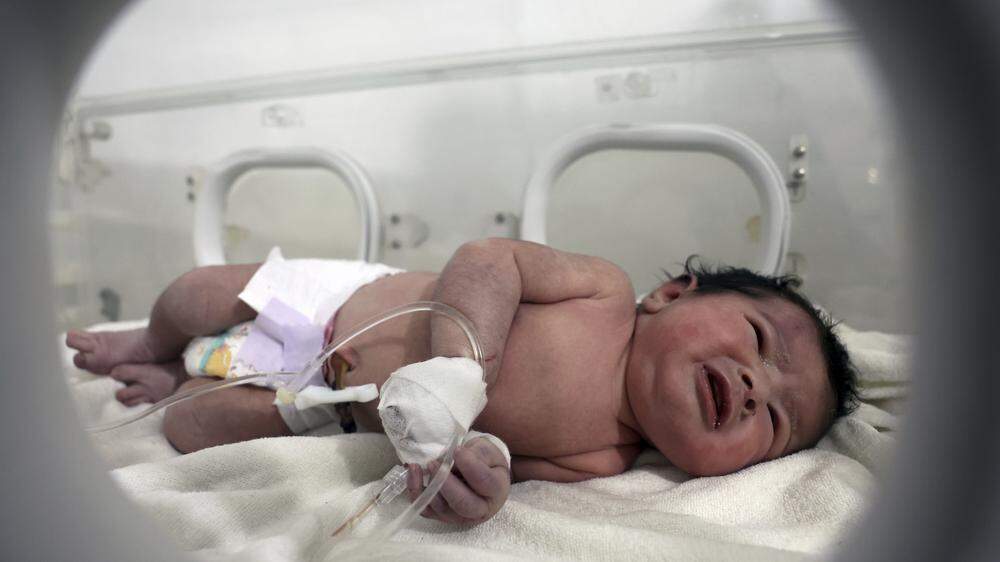 Das Baby wurde in ein Krankenhaus in der nahe gelegenen Stadt Afrin gebracht.
