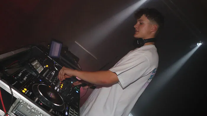 DJ Smurfy alias Fabian Maier sorgte mit fetten Beats für die totale Discoclubbing-Stimmung im Feldkirchner Stadtsaal