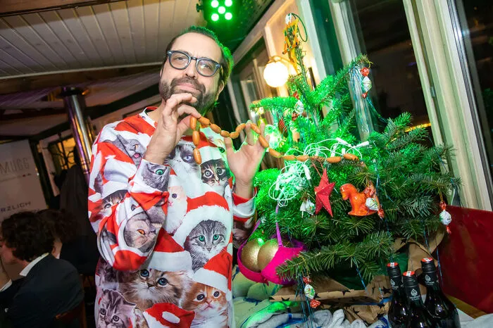 Gerald Fleischhacker behängte den Baum mit einer Würstchenkette