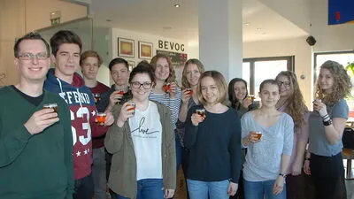 Chemie-Lehrer Anton Pazek mit Schülern der 6c des Borg Bad Radkersburg, die nach der Betriebsbesichtigung im Brauhaus Bevog in Laafeld auch das Endprodukt in verschiedenen Varianten verkosten durften 