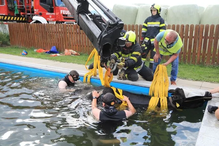 Ob sie sich einfach abkühlen wollte, wollte sie nicht verraten. Auf jeden Fall ist in Knittelfeld eine rund 600 Kilogramm schwere Kuh in einen Pool gestürzt und konnte aus eigener Kraft nicht mehr raus. Aber auch z. B. bei der Entfernung von gefährdenden Wespennestern heißt es: Gut, dass es die Ortsfeuerwehr gibt!