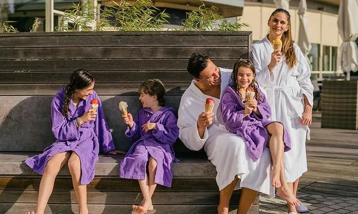 Nach dem Planschen im Wasser schmeckt das Eis gleich doppelt so gut!