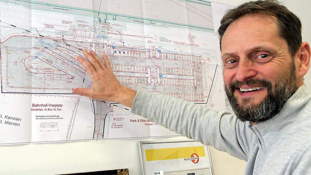 Peter Plaimer vor den Plänen des neuen Bahnhofes Kühnsdorf mit großzügigem Park & Ride-Bereich und den Bushaltestellen. 