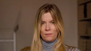 Maria Hofer ist 1987 in der Steiermark geboren. Für „Arsen“ erhielt sie den Literaturpreis „Schreiberei“ der Steiermärkischen Sparkasse 2023