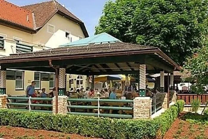 Der Gastgarten beim Hirter Braukeller in Hirt ist größtenteils überdacht und lädt unter jahrhundertealten Kastanienbäumen zum Verweilen ein
