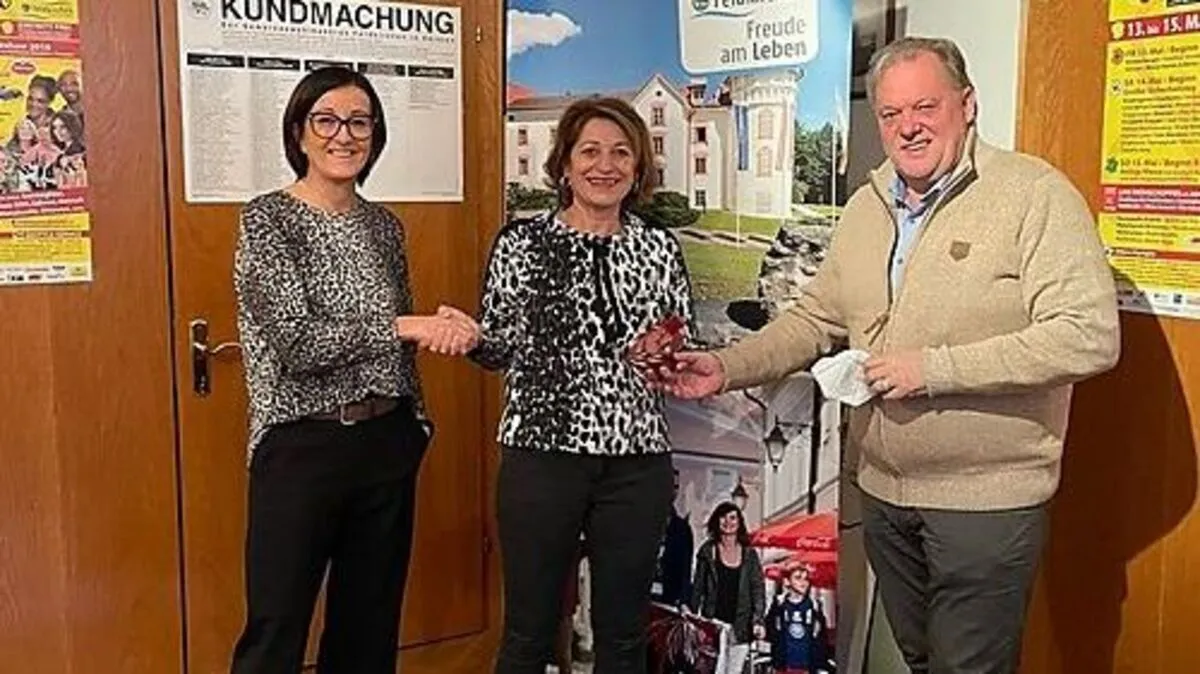 Andrea Pecile (links) und Matrin Treffner (rechts) überreichten Waltraud Achernig den Hauptpreis