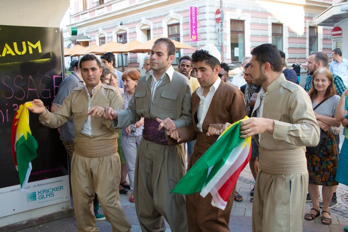 ...sowie eine kurdische Tanzgruppe die Ehre.