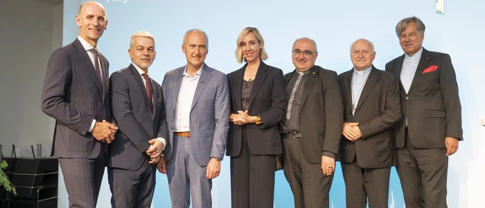 Im Pfingstdialog: Landesrat Willibald Ehrenhöfer, Politologe Carlo Masala, Heinz Mayer (Joanneum Research), Moderatorin Nadja Bernhard, Diözesanbischof Wilhelm Krautwaschl, László Német (Erzbischof von Belgrad) und Koordinator Herwig Hösele