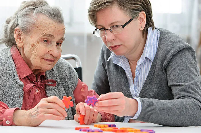 Demenz, die häufigste Form ist Alzheimer, ist eine Krankheit – und wie bei jeder Krankheit kann man vorsorgen – indem wir geistig aktiv bleiben, körperlich fit sind und auch die Psyche pflegen.
