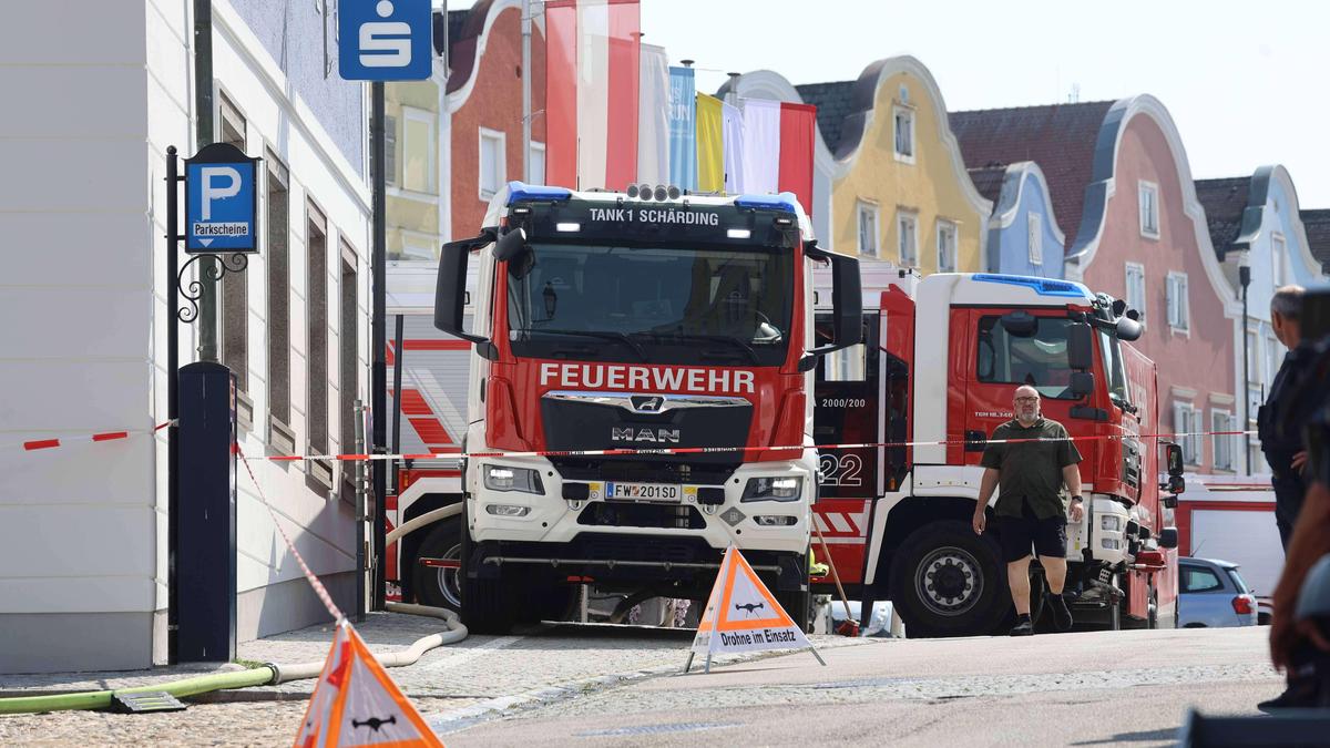  Bei Bauarbeiten an einem Haus in Schärding war am Dienstag ein Kellergewölbe eingestürzt - zwei Personen konnten nur noch tot geborgen werden.